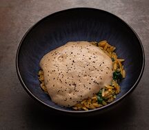 Орзо с томленой говяжьей щечкой и муссом из белых грибов