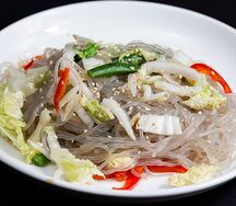 Бататовая лапша с овощами в соусе терияки