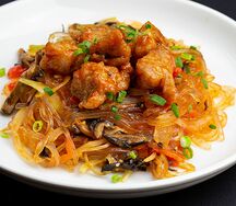 Бататовая лапша с цыпленком в устричном соусе