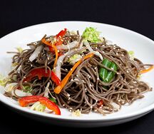 Гречневая лапша с овощами в устричном соусе