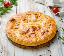 Хачапури круглый с сыром и шпинатом