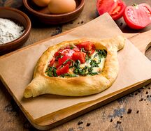 Хачапури аджарский с томатами и базиликом