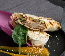 Люля из баранины в лаваше с овощами