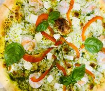 Пицца с креветками и соусом песто