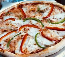 Пицца с перцем и курицей