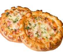 Открытый пирог с ветчиной и сыром