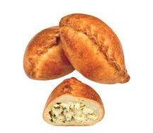 Пирожок с рисом, яйцом и зелёным луком