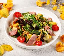 Салат с уткой и лисичками