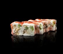 Сладкий ролл с клубничным соусом