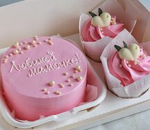 Бенто-торт розовый Любимой мамочке и 2 капкейка