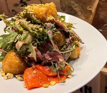 Салат с камамбером и печеным перцем