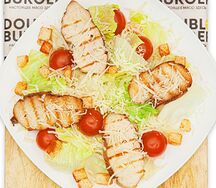 Салат Цезарь с курицей