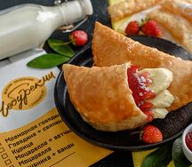 Чебурек с клубникой и бананом