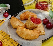 Мини-чебуреки клубничным джемом