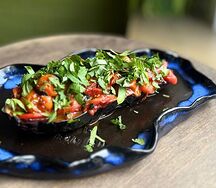 Запеченный баклажан с томлеными овощами