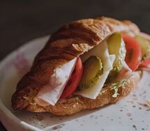 Круассан с ветчиной и сыром