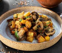 Жареная картошка с грибами и луком на сковороде