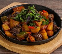 Жареная картошка с мясом и луком на сковороде