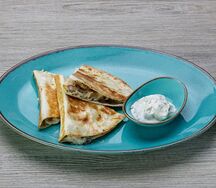 Кесадилья с курицей и грибами