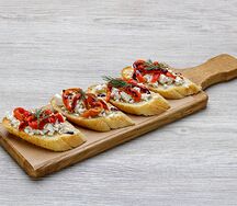 Брускетта с греческим сыром фета и печеным болгарским перцем