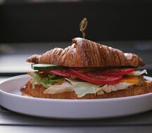 Круассан с цыпленком