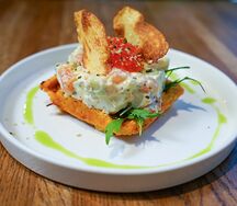 Вафля из батата с Оливье из лосося и авокадо