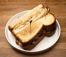 Сэндвич с пастрами из индейки, чеддер, айоли L