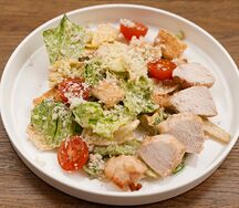 Салат Цезарь с цыпленком