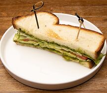 Сэндвич с авокадо, песто и томатами S