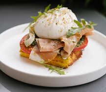 Вафля из батата, бурраты и пармы