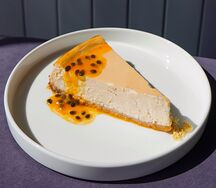 Домашний сырный торт с соусом из маракуйи