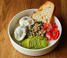 Боул с авокадо и яйцом пашот