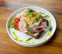 Бриошь бенедикт с мортаделлой