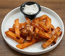 Батат фри с трюфельным соусом и пармезаном