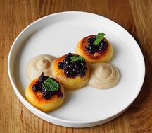 Сырники с черной смородиной 