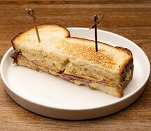 Сэндвич с пастрами из индейки, чеддер, айоли S