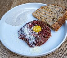 Тартар из говядины с трюфельным соусом