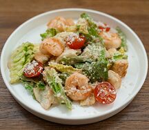 Салат Цезарь с креветками