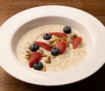 Овсяная каша с ягодами и тыквой