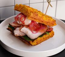 Вафля из батата с пастрами из индейки