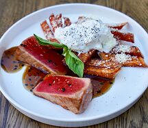 Филе тунца с бататом фри и страчателлой