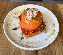 Вафля из батата, Бенедикт, лосось, авокадо, страчателла