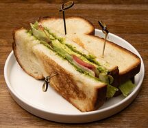 Сэндвич с авокадо, песто и томатами L