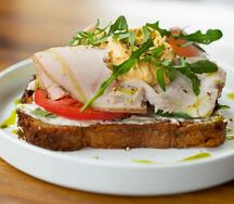 Бриошь Бенедикт с пастрами из индейки