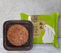 Лунный пряник с яичным желтком и пастой из семян лотоса