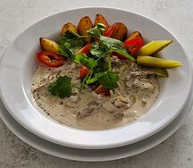 Бефстроганов из говядины с маринованными огурчиками и бэби картофелем
