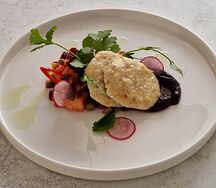 Щучьи котлетки с винегретом и свекольным соусом