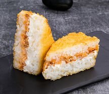 Онигири темпура с лососем терияки