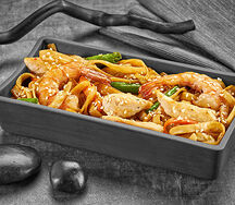 Удон с креветкой и курицей в сладком соусе Чили