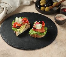 Брускетта с лососем и авокадо
